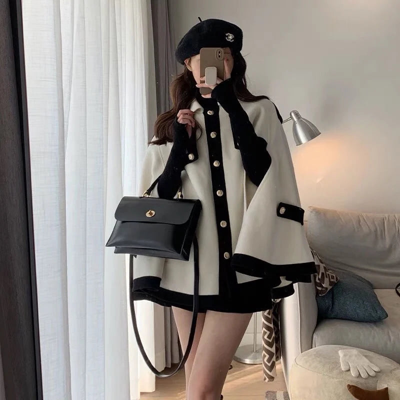 Sophie Contrast Coat – Elegante Damenjacke in Schwarz-Weiß mit Goldknöpfen