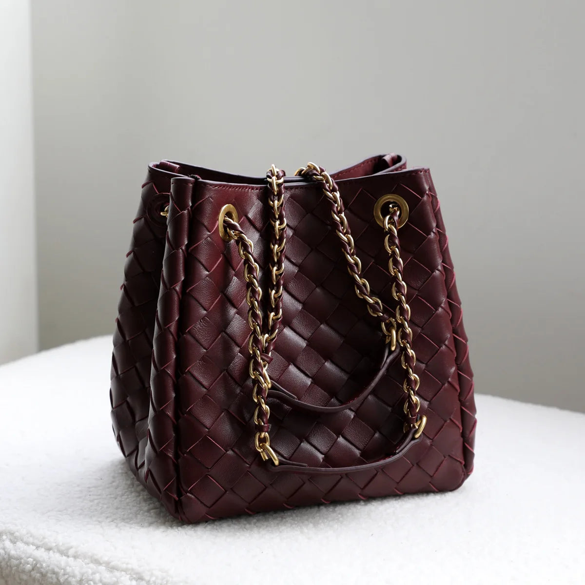 Mira Leather Bucket Bag – Echtleder Beuteltasche mit Kettenriemen
