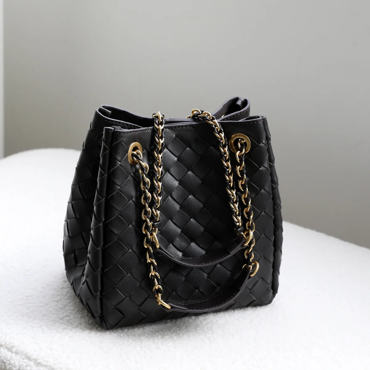 Mira Leather Bucket Bag – Echtleder Beuteltasche mit Kettenriemen