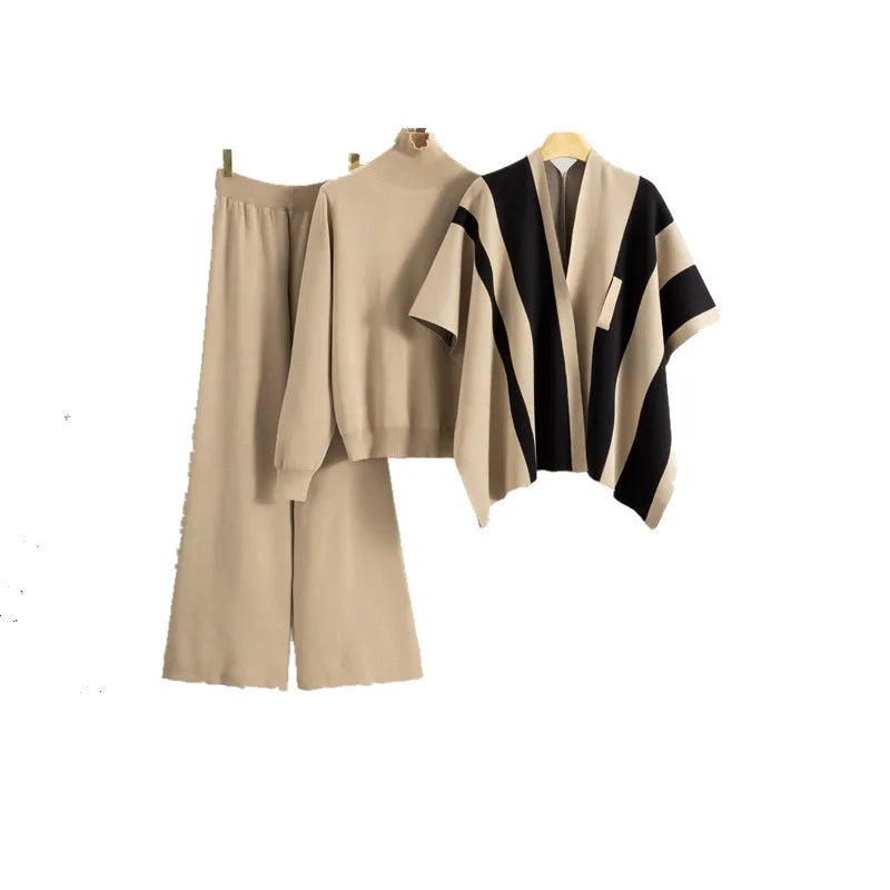 Ava Knit Three-Piece Set – Bequemes 3-Teile Strickset aus Pullover, Hose und Cape