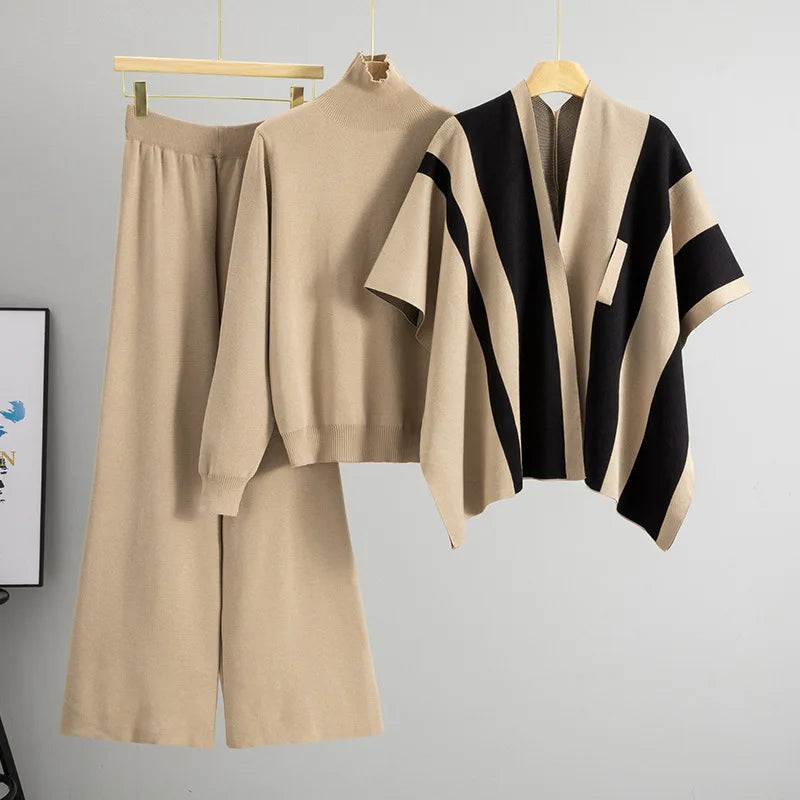 Ava Knit Three-Piece Set – Bequemes 3-Teile Strickset aus Pullover, Hose und Cape