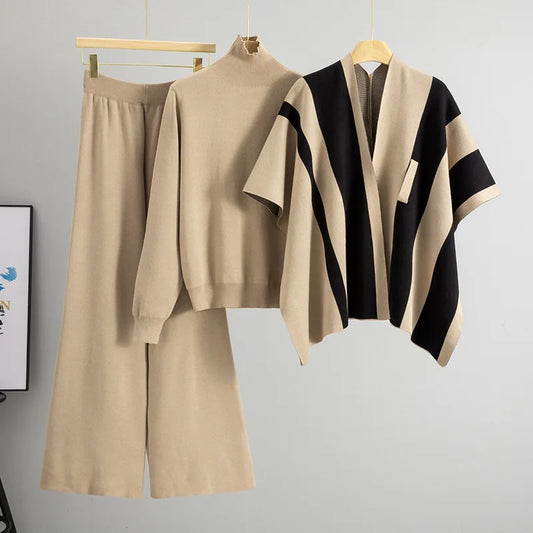 Ava Knit Three-Piece Set – Bequemes 3-Teile Strickset aus Pullover, Hose und Cape