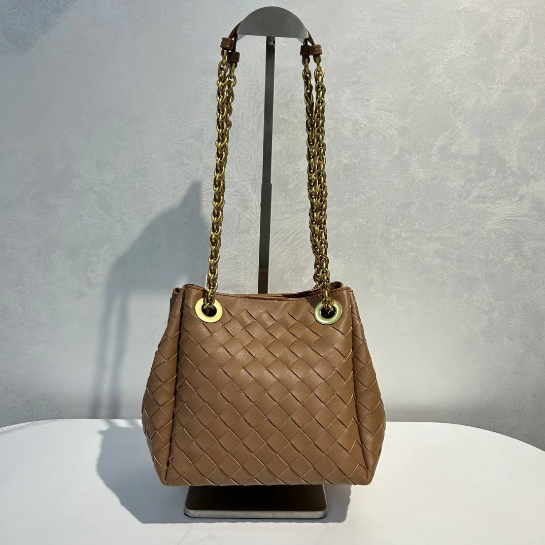Mira Leather Bucket Bag – Echtleder Beuteltasche mit Kettenriemen