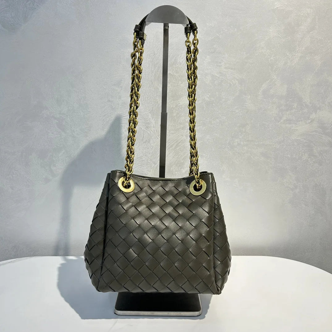 Mira Leather Bucket Bag – Echtleder Beuteltasche mit Kettenriemen