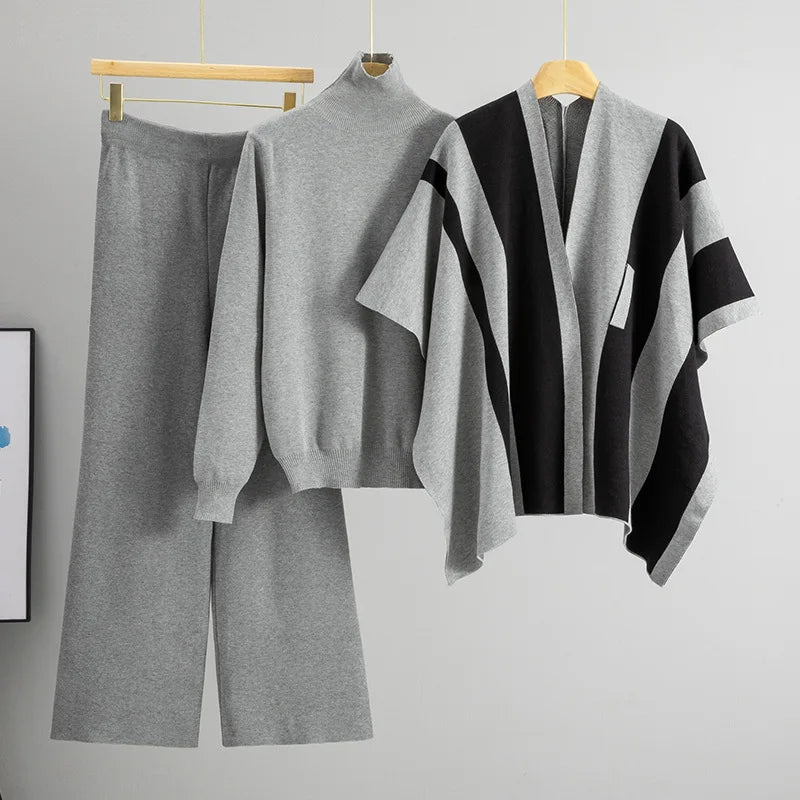 Ava Knit Three-Piece Set – Bequemes 3-Teile Strickset aus Pullover, Hose und Cape