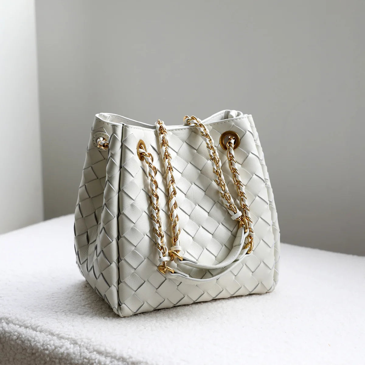Mira Leather Bucket Bag – Echtleder Beuteltasche mit Kettenriemen