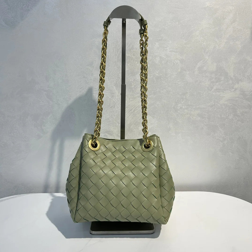 Mira Leather Bucket Bag – Echtleder Beuteltasche mit Kettenriemen
