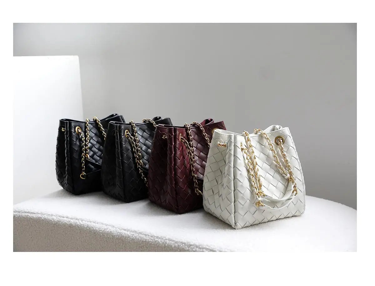 Mira Leather Bucket Bag – Echtleder Beuteltasche mit Kettenriemen