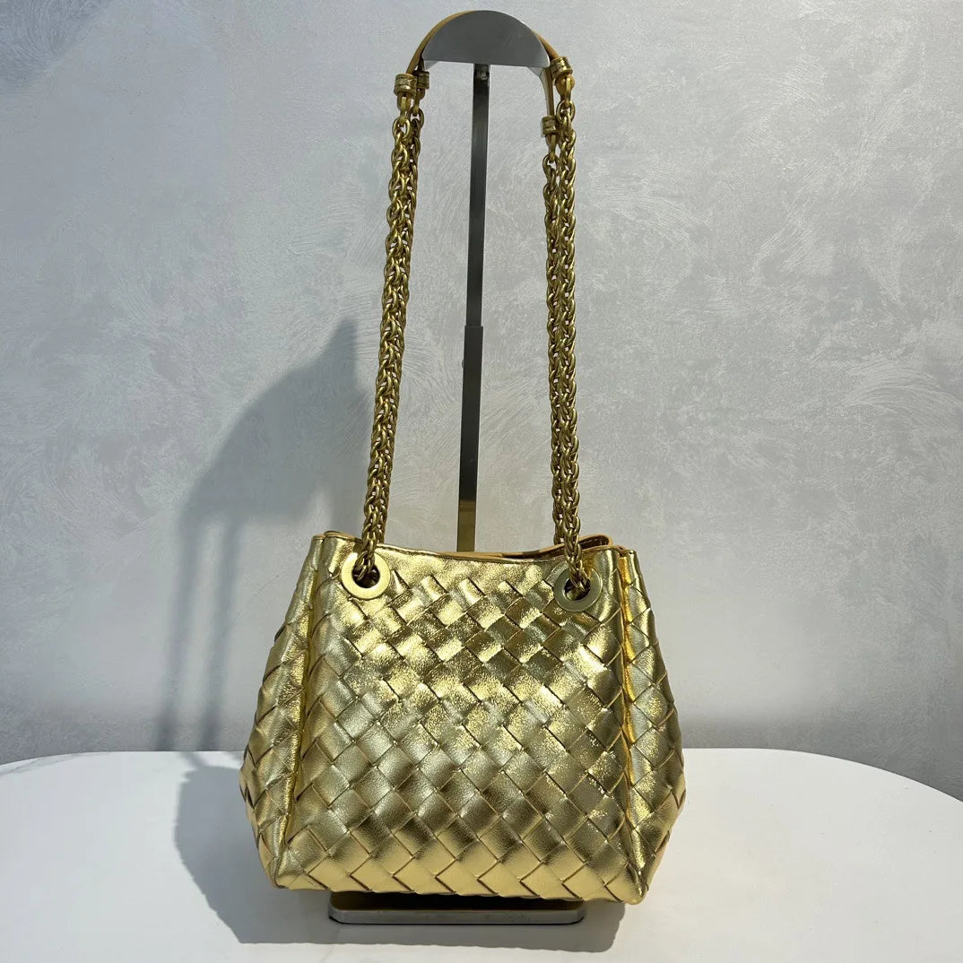 Mira Leather Bucket Bag – Echtleder Beuteltasche mit Kettenriemen