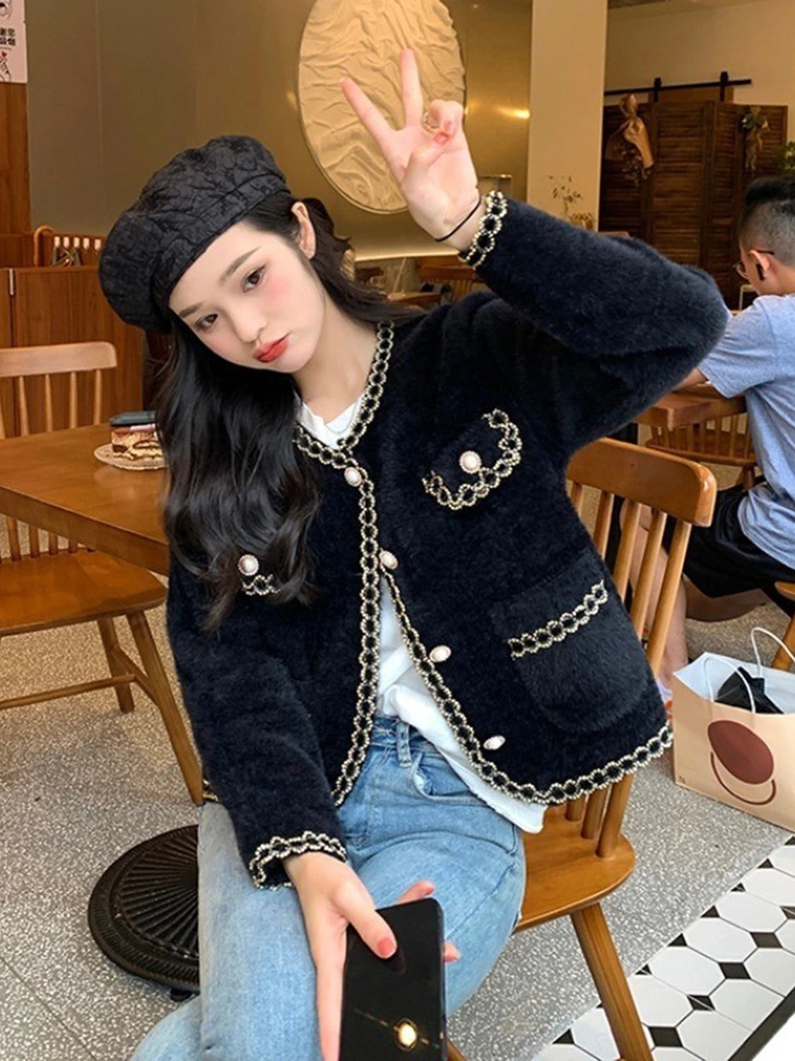 Bella Tweed Cape Jacket – Elegante Damen Jacke in Weiss und Schwarz