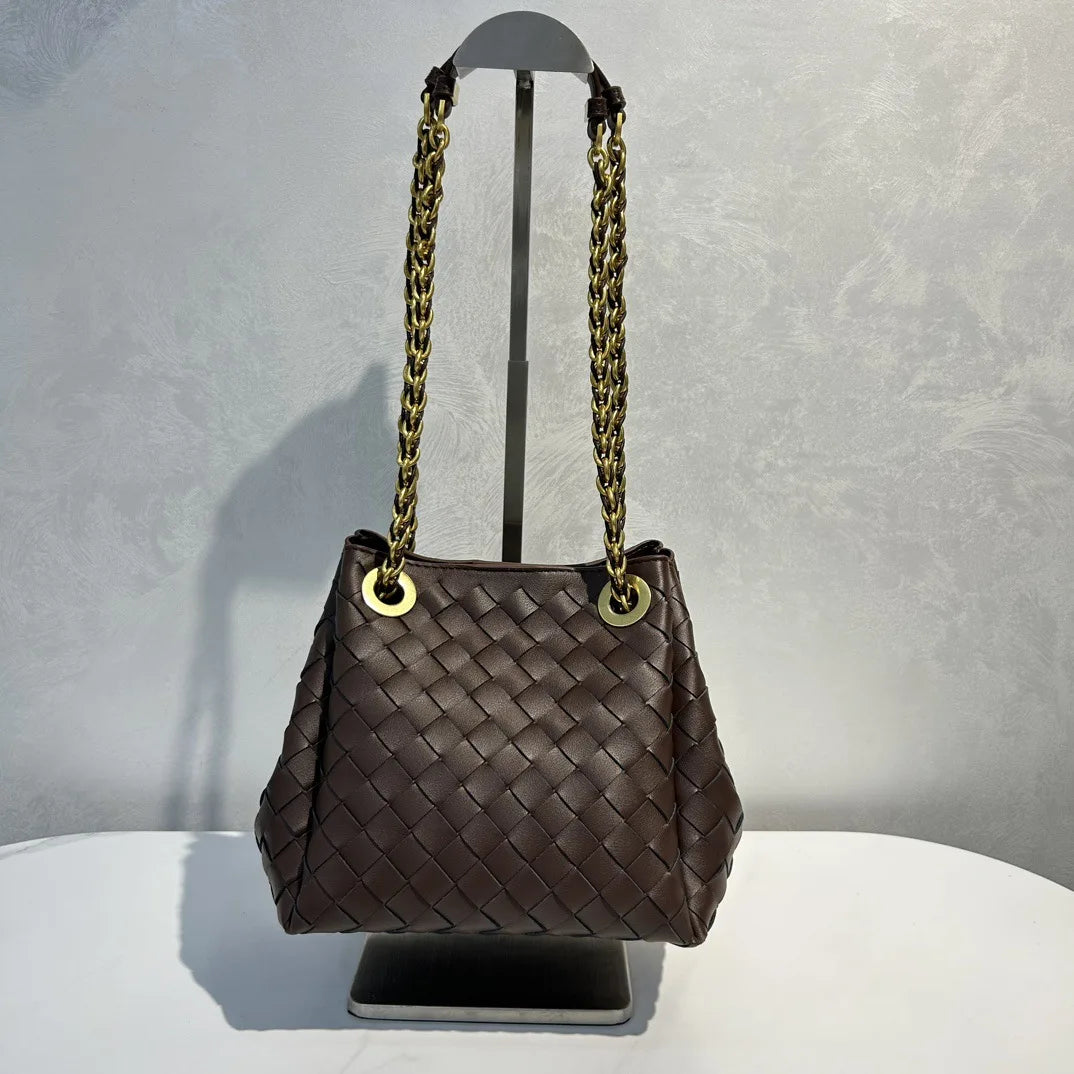 Mira Leather Bucket Bag – Echtleder Beuteltasche mit Kettenriemen