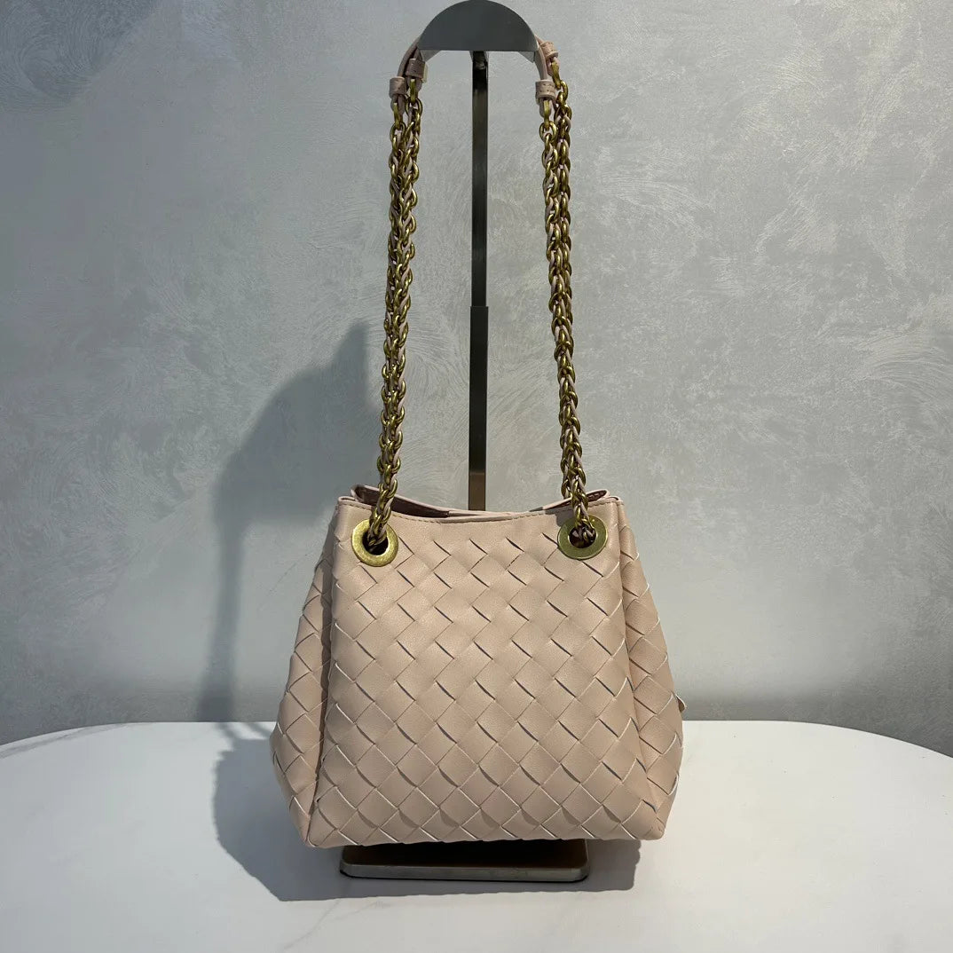 Mira Leather Bucket Bag – Echtleder Beuteltasche mit Kettenriemen