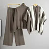 Ava Knit Three-Piece Set – Bequemes 3-Teile Strickset aus Pullover, Hose und Cape
